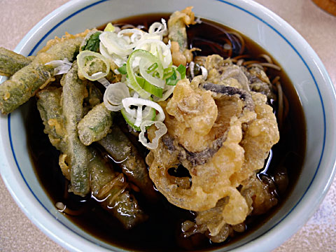 関東風の色の濃い汁です。