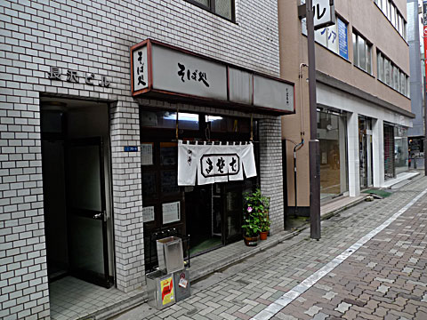 外観は普通のビルなんですけどね